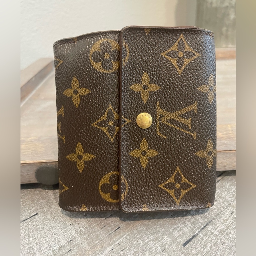 Louis Vuitton Vintage Monogram Elise Compact Wallet